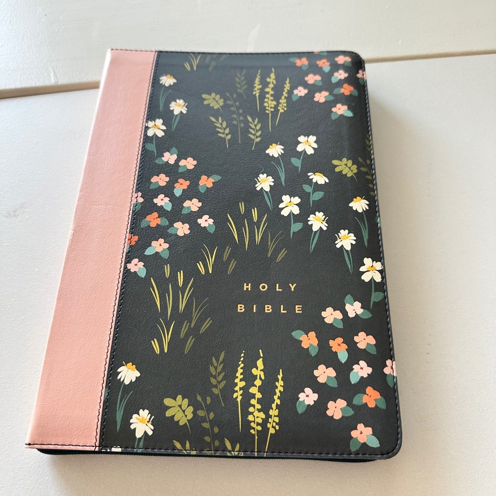Tyndale NLT Thinline Reference Bible Large Print Floral Zippered Never Used Boho